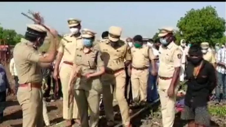 Ινδία: Τρένο σκότωσε 14 μετανάστες εργάτες που κοιμήθηκαν στις ράγες