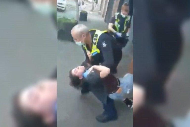 Αυστραλία: Αστυνομικός άρπαξε από το λαιμό γυναίκα επειδή δε φορούσε μάσκα