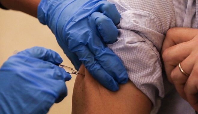 Ηλίας Μόσιαλος: Πόσο καιρό μετά τον εμβολιασμό θα είμαστε προστατευμένοι