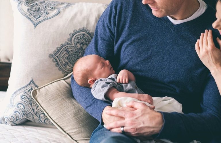 Άδεια 14 ημερών στους πατέρες μετά τον τοκετό – Τι προβλέπει νέο νομοσχέδιο Άδεια πατρότητας 14 ημερών