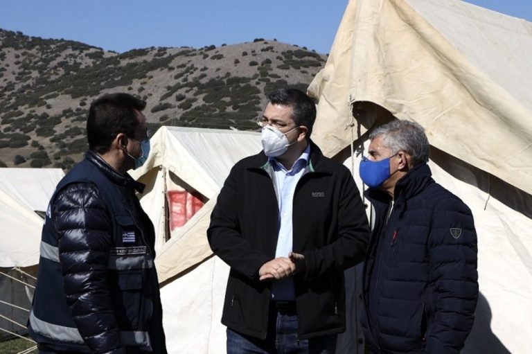 Στις σεισμόπληκτες περιοχές της Θεσσαλίας ο Τζιτζικώστας Παρέδωσε σκηνές για τη διαμονή 250 πληγέντων