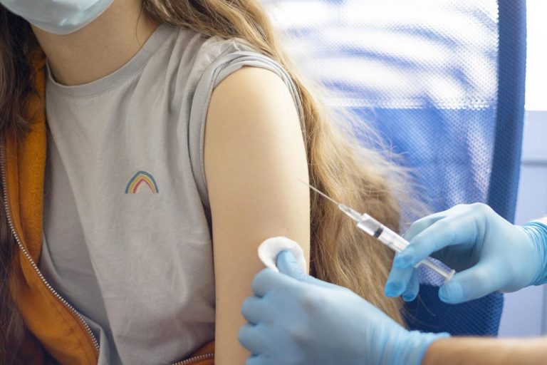 Κορονοϊός – Εμβολιασμός εφήβων: Ξεκινά για παιδιά από 15 έως 17 ετών