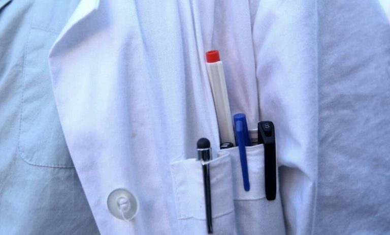 Καταγγελία: Γιατρός σε νοσοκομείο αντί να εμβολιάζει, πετούσε τις σύριγγες στα σκουπίδια