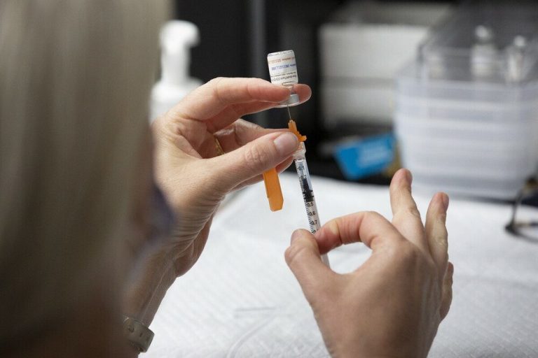 Τι αυξάνει τον κίνδυνο ένα πλήρως εμβολιασμένο άτομο να κολλήσει Covid-19;