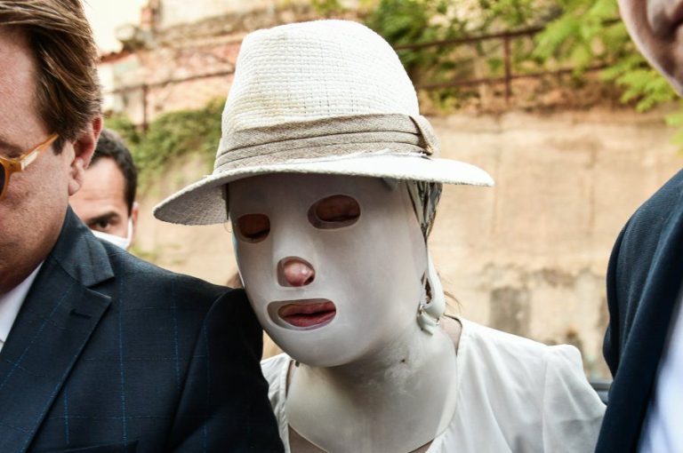 Καρέ καρέ η Ιωάννα Παλιοσπύρου στα δικαστήρια – Με ειδική μάσκα και υποβασταζόμενη (εικόνες)