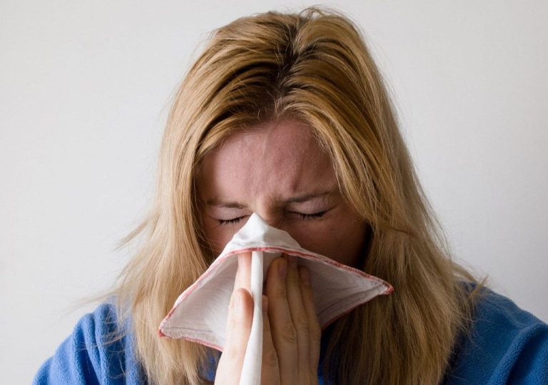 Κορονοϊός: Τα 9 συμπτώματα που μοιάζουν με αυτά του κρυολογήματος και της γρίπης