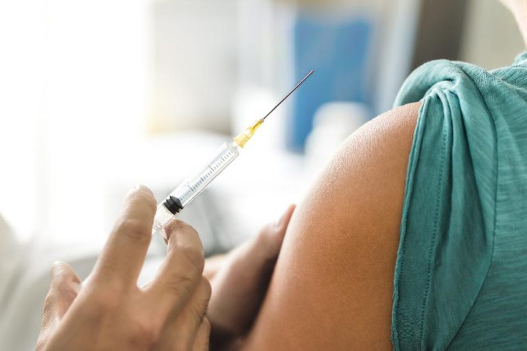 Η Βρετανία η πρώτη χώρα που ενέκρινε το νέο εμβόλιο κατά της Όμικρον