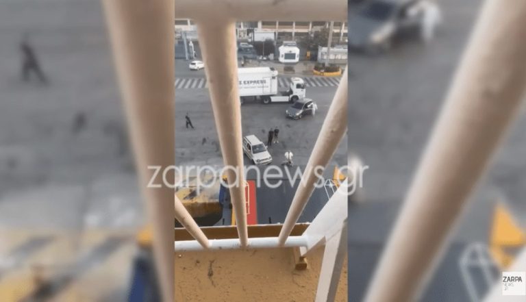 Λιμάνι Πειραιά: Αργοπορημένος επιβάτης προσπάθησε να γαντζωθεί από τον καταπέλτη για να μπει στο πλοίο