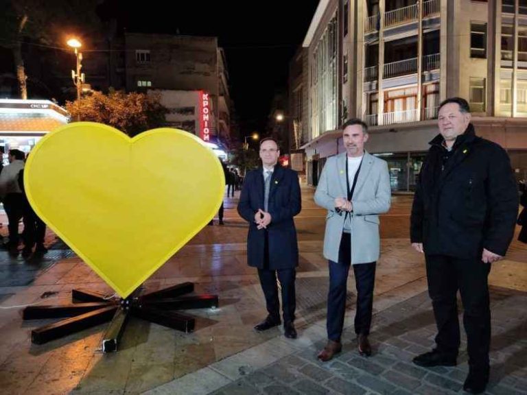 Στην Πλατεία Κρονίου Άναψε η κίτρινη καρδιά της «Καθαρής Εβδομάδας»
