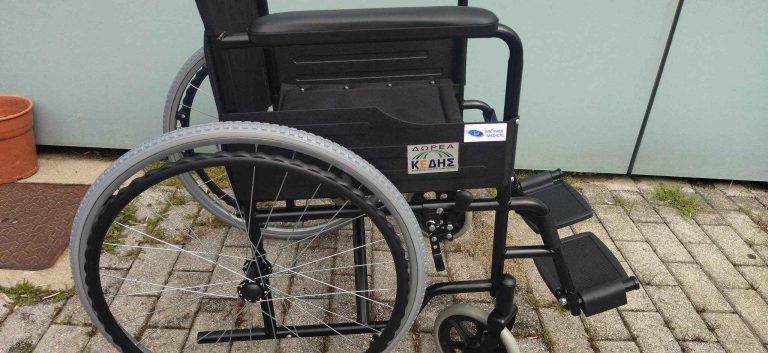 Δωρεά αναπηρικού αμαξιδίου στο Γενικό Νοσοκομείο Σερρών από τη συγκέντρωση πλαστικών καπακιών!