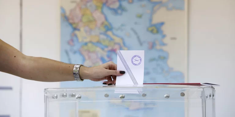 Δημοσκόπηση Metron: Ανοίγει και άλλο την ψαλίδα η ΝΔ -Στις 8,2 μονάδες η διαφορά με ΣΥΡΙΖΑ μετά το ντιμπέιτ