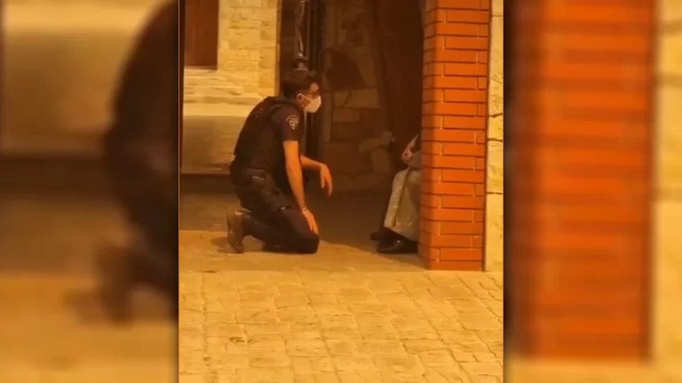Βίντεο: Αστυνομικοί προσπαθούν να πείσουν μοναχές να εκκενώσουν μοναστήρι στη Μάνδρα και αυτές ψάλλουν