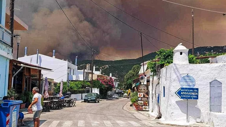 Ρόδος: Μαίνεται ανεξέλεγκτη η φωτιά – Εκκενώθηκαν τρία χωριά και ένα ξενοδοχείο