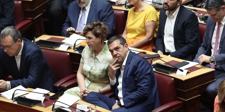 Βαρύ κλίμα στον ΣΥΡΙΖΑ την πρώτη ημέρα στη Βουλή -Αμίλητος ο Τσίπρας, ποιοι πήραν θέσεις στο κόμμα