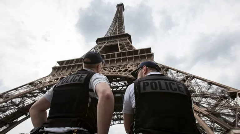 Γαλλία: Εκκενώθηκε προσωρινά ο Πύργος του Άιφελ έπειτα από απειλή για βόμβα