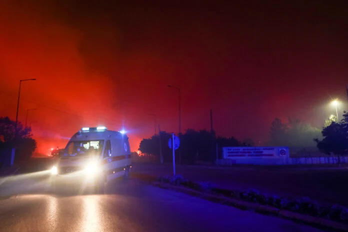 Αλεξανδρούπολη: Ολοκληρώθηκε η εκκένωση του νοσοκομείου – Οι φλόγες έφτασαν στην αυλή του