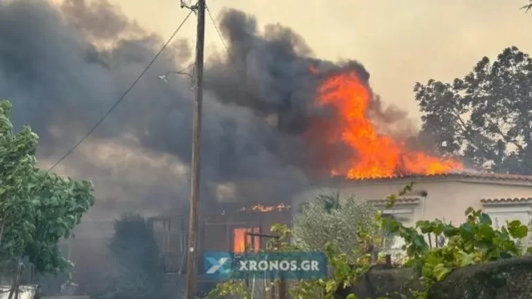 Φωτιά στη Ροδόπη: Σπίτια παραδόθηκαν στις φλόγες στον Σώστη – Εκκενώθηκαν έξι οικισμοί (φωτογραφίες)