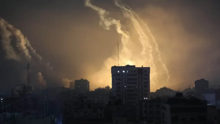 Κόλαση πυρός τη νύχτα στη Γάζα 