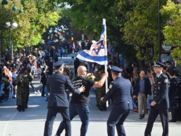 28η Οκτωβρίου: Επεισόδιο με άνδρα που εισέβαλε στην παρέλαση κρατώντας σημαία του Ισραήλ