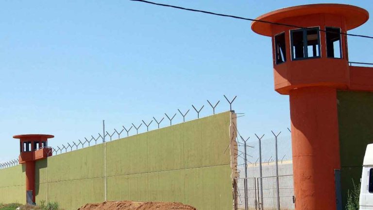 Στην φυλακή 2 σωφρονιστικοί υπάλληλοι μετά από καταγγελίες κρατουμένων στις φυλακές Νιγρίτας.