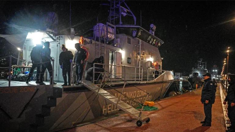 Ναυάγιο στη Λέσβο: Ολονύχτιες έρευνες για τους 12 αγνοούμενους του πλοίου «Raptor»