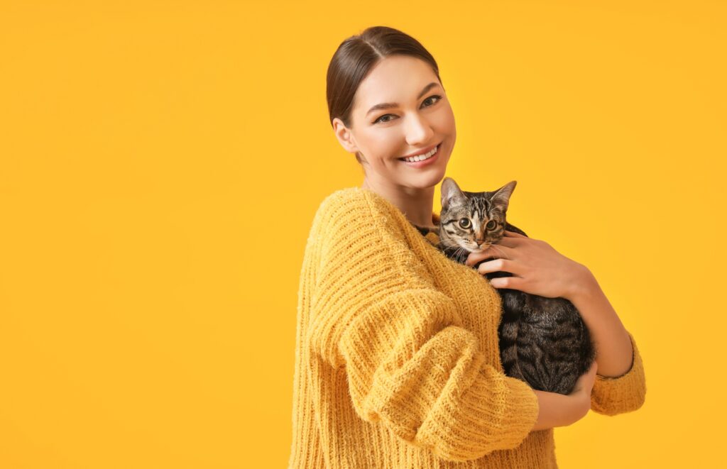 Beautiful,Young,Woman,With,Cute,Cat,On,Color,Background