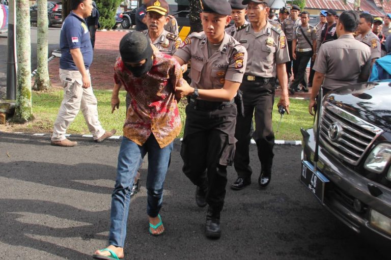 Στην Ινδονησία αποφάσισαν ευνουχισμό και ποινή θανάτου στους παιδεραστές