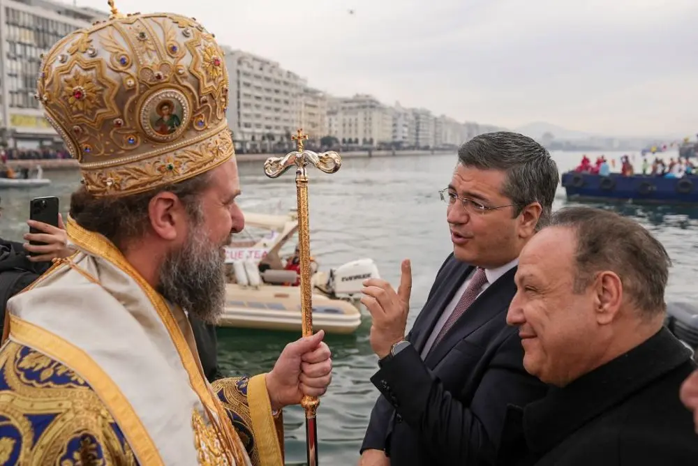 Στο Λιμάνι της Θεσσαλονίκης στην τελετή αγιασμού των υδάτων ο Τζιτζικώστας