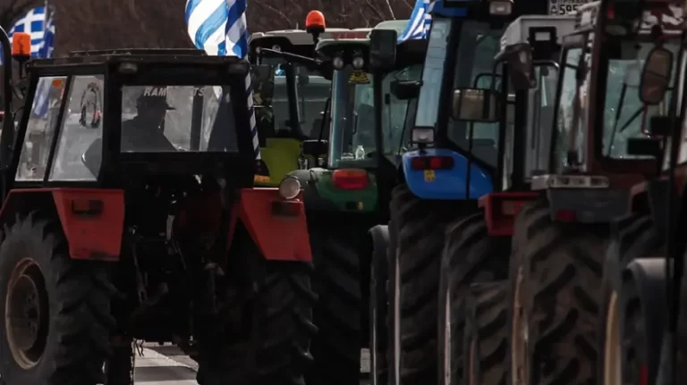 Δείτε βίντεο: Αγρότες στην Αλεξανδρούπολη πολιόρκησαν με τα τρακτέρ τους τον Αυγενάκη – Έφτασαν μέχρι το αεροδρόμιο