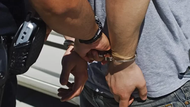 Κερατσίνι: Συνελήφθη διαρρήκτης που εισέβαλε σε σπίτι και επιχείρησε να βιάσει 28χρονη υπό την απειλή μαχαιριού
