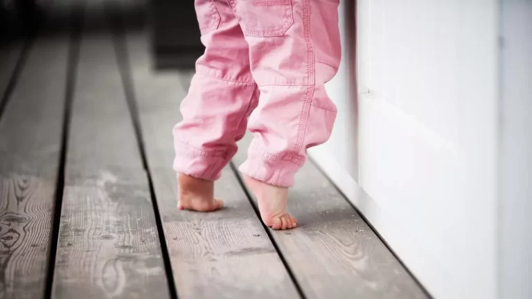 Το παιδί βαδίζει στις μύτες των ποδιών – Πότε και γιατί να ανησυχήσουμε