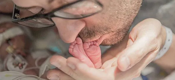 Η τραγωδία ενός νέου πατέρα: Το βίντεο που θα βάλει σε σκέψεις όλον τον πλανήτη