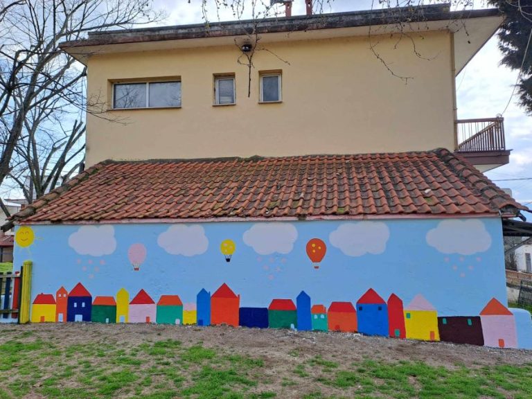 Έβαλαν… χρώμα στο πάρκο και στην παιδική χαρά του χωριού τους κάτοικοι του Νεοχωρίου Σιντικής