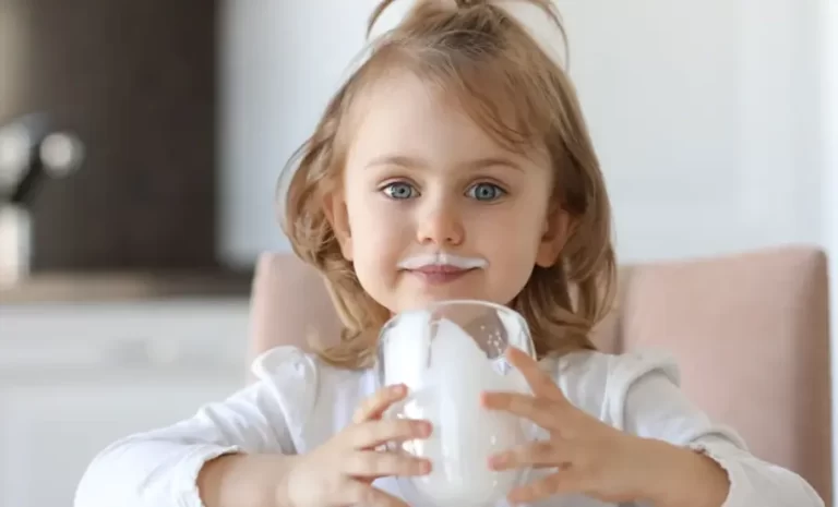 Γιατί το γάλα για παιδιά είναι τόσο δημοφιλές παγκοσμίως; Η σύγκριση με το αγελαδινό
