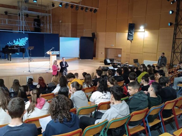 Συζήτηση Χατζηβασιλείου με μαθητές του Μουσικού Σχολείου στο πλαίσιο του προγράμματος του Ε.Κ. «Σχολεία-Πρέσβεις του Ευρωκοινοβουλίου»