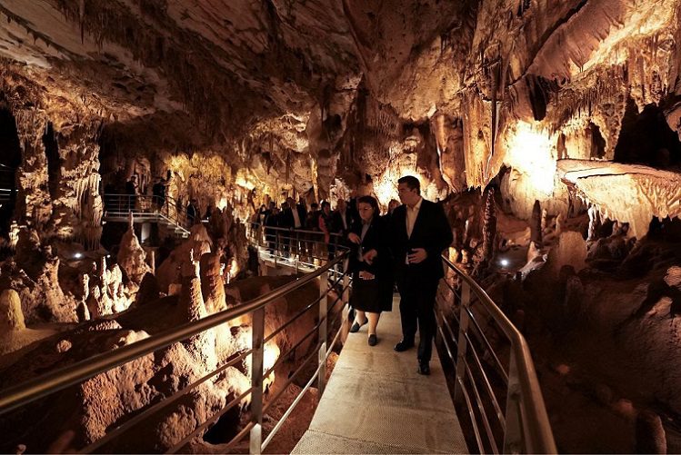 Εγκαινίασαν Τζιτζικώστας – Μενδώνη το ανακαινισμένο Σπήλαιο Πετραλώνων Χαλκιδικής