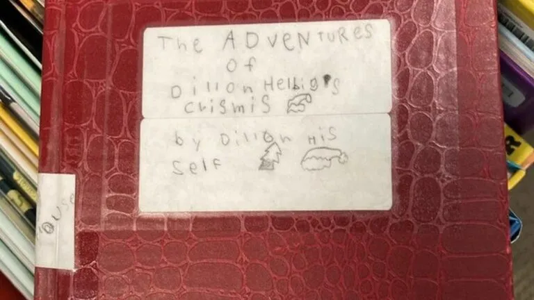 8χρονος έγραψε στο χέρι νουβέλα και την έκρυψε σε δημοτική βιβλιοθήκη – Το βιβλίο έγινε ανάρπαστο