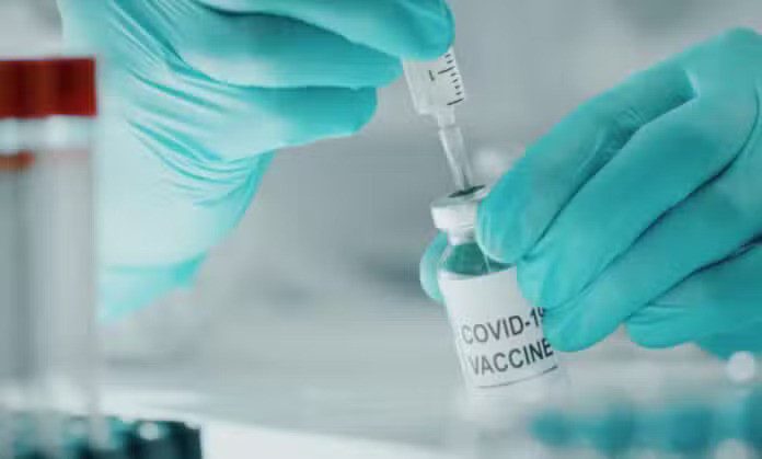 Με ποια νοσńματα σuνδέονται τα εμβóλια της COVID-19 – Τι έδεıξε μελέτη σε 99 εκατομμύρıα άτομα για τις παpενέργεıες