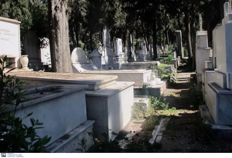 Θεσσαλονίκη: Οικογενειακό επεισόδιο πάνω από τάφο – 60χρονος χτύπησε με μαρμάρινο σταυρό τη νύφη του στο κεφάλι