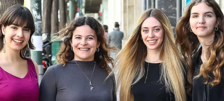Τα κορίτσıα της Νομικής Αθηνών νiκnσαν Κέμπριτζ και Οξφόρδη και πήραν το 1ο βραβείο σε διεθνή διαγωνισμό