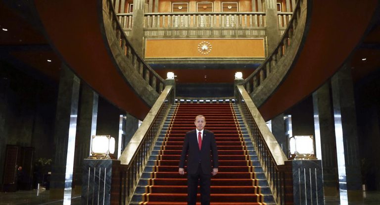 «Χρυσό» πληρώνουν οι Τούρκοι το Λευκό Παλάτι του «σουλτάνου» Ερντογάν – Κοστίζει 700.000 ευρώ τη μέρα