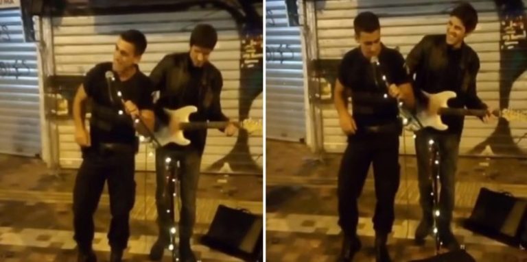 Βίντεο: Αστυνομικός παίρνει το μικρόφωνο και τραγουδά μαζί με πλανόδιο στο Μοναστηράκι