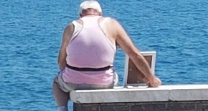 72χρονος Άντρας Κάθεται Κάθε Πρωί Στη Θάλασσα Μαζί Με Τη Κορνίζα Της Νεκρής Γυναίκας Του
