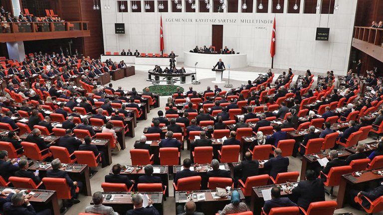 Τουρκία: Η Βουλή ενέκρινε τη στρατιωτική συνεργασία με Λιβύη