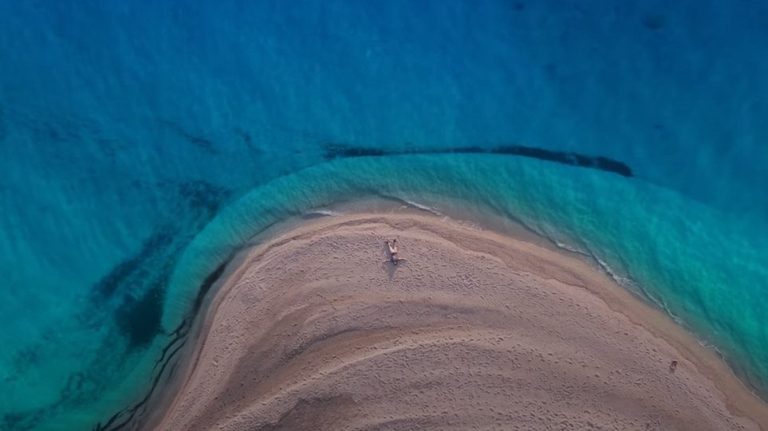 Πού είναι η μαγευτική παραλία που είδαμε στο σποτ για τον ελληνικό τουρισμό