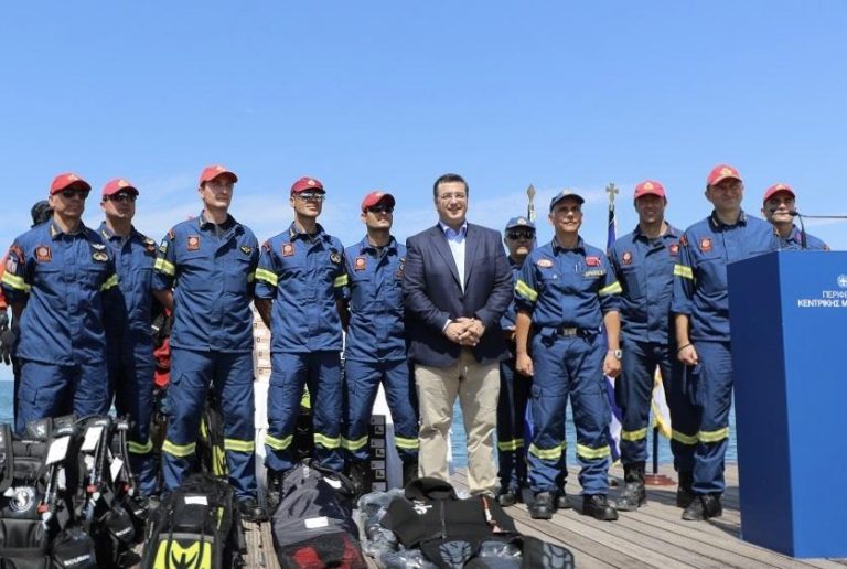 Ο Τζιτζικώστας παρέδωσε στην Πυροσβεστική εξοπλισμό για την αντιμετώπιση των πλημμυρών