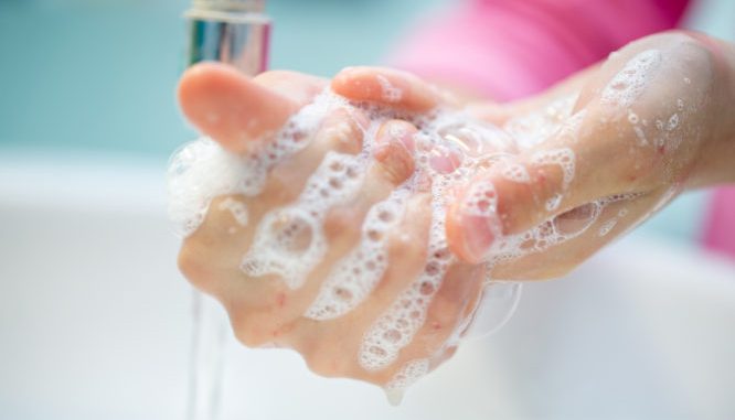 Κορονοϊός: Δείτε γιατί το πλύσιμο με σαπούνι και νερό είναι καλύτερο από τα απολυμαντικά χεριών
