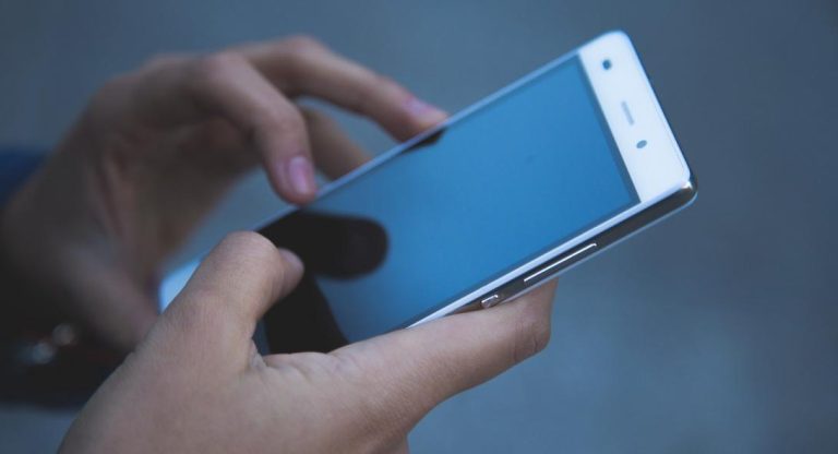 Κορονοϊός: Μπορεί να επιβιώσει έως 28 μέρες σε οθόνες κινητών! – Τι αναφέρει έρευνα