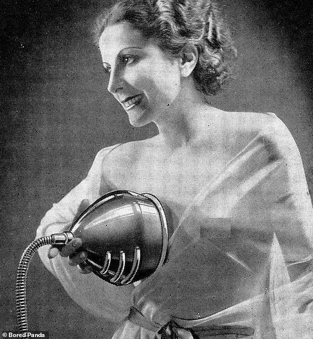 Μια χαμογελαστή γυναίκα με ένα ειδικό εξοπλισμό που μοιάζει με μια αντλία στήθους σε μια γαλλική αγγελία από τη δεκαετία του 1930