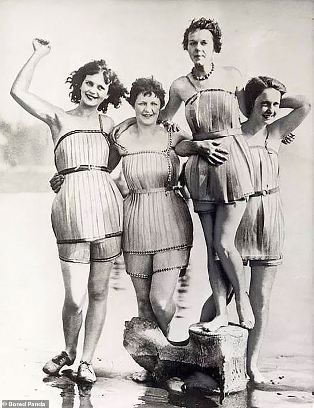 Μια ομάδα γυναικών που φορούσαν μαγιό από ελαφρύ ξύλο τη δεκαετία του 1940. Ευτυχώς, η τάση δεν άντεξε.